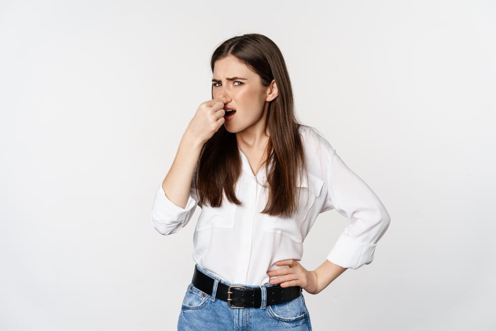 La mujer se tapa la nariz porque huele mal